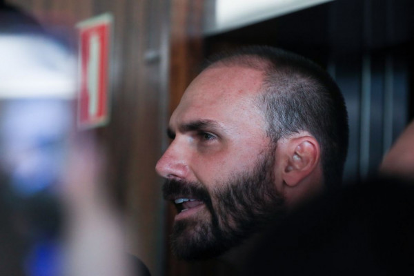 Líderes do PT pedem prisão de Eduardo Bolsonaro ao STF