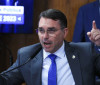 Em dia de operação contra Jair Bolsonaro, Flávio desembarca na Europa