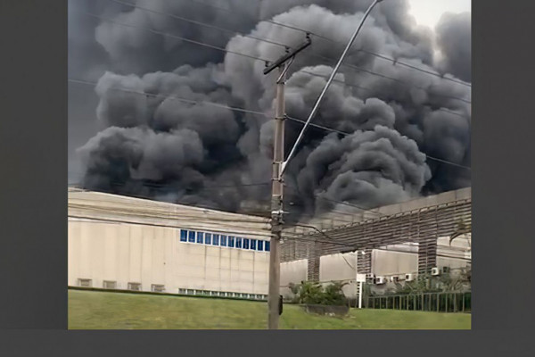 Incêndio atinge galpões comerciais em Barueri, na Grande São Paulo