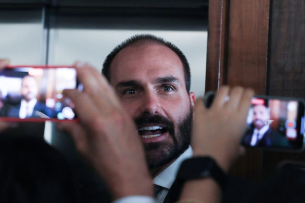 Eduardo Bolsonaro diz que não vai renunciar ao mandato de deputado