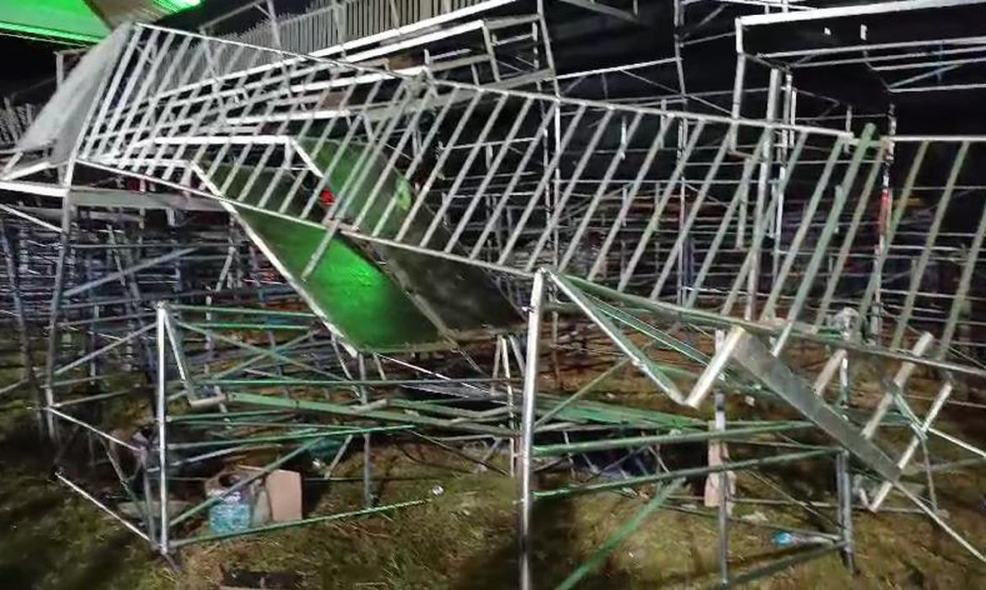 Desabamento de arquibancada em show no interior de SP deixa 60 feridos