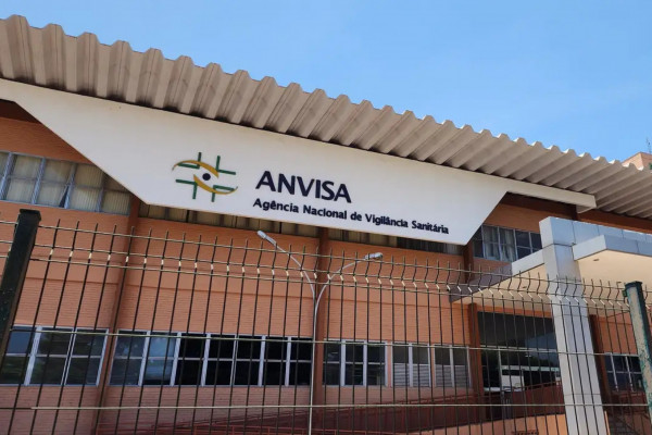 Anvisa proíbe comercialização de medicamentos e complemento alimentar