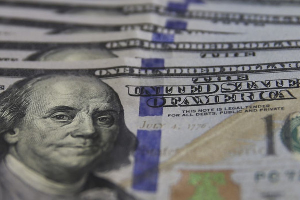 Dólar inicia a semana em queda e fecha a R$ 5,56