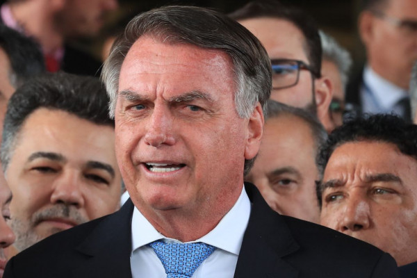 Moraes dá 24 horas para Bolsonaro explicar uso de redes sociais