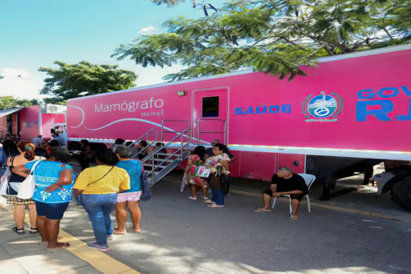 Quadra da Beija-Flor recebe mamógrafo móvel para exames gratuitos