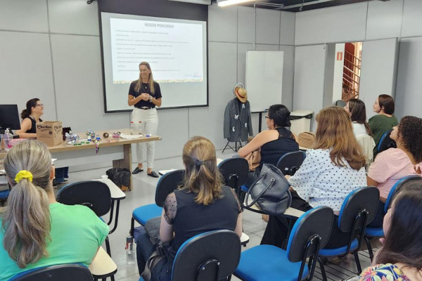 Professora em sala de aula: MP apura afastamentos