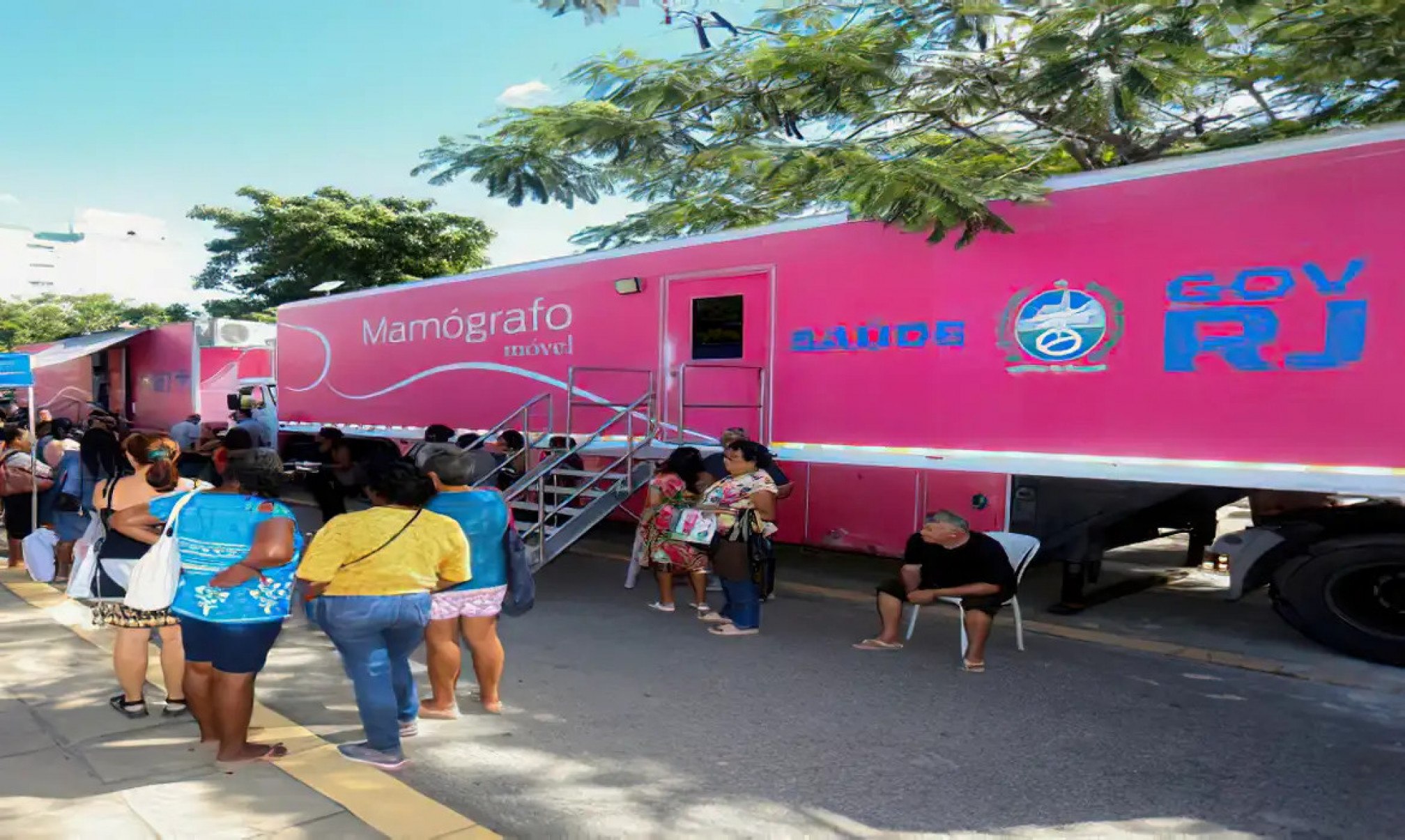 Quadra da Beija-Flor recebe mamógrafo móvel para exames gratuitos