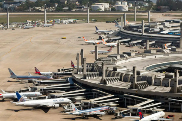 Movimento nos aeroportos brasileiros cresce 10% em 2025