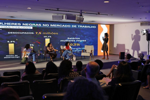 Festival Latinidades debate trabalho digno de mulheres jovens negras 