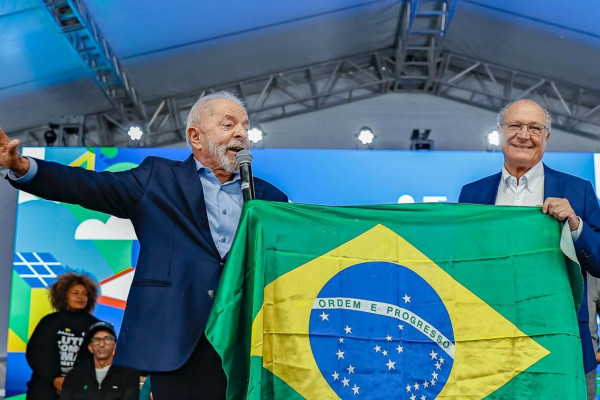 Lula chama Trump "para conversar" e reafirma que Brasil tenta negociar