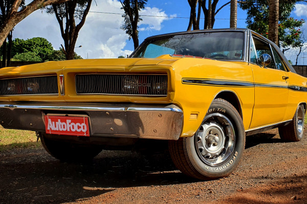 Com linhas retas, frente parruda e acabamento refinado, o Dart se posicionava como um carro de elite