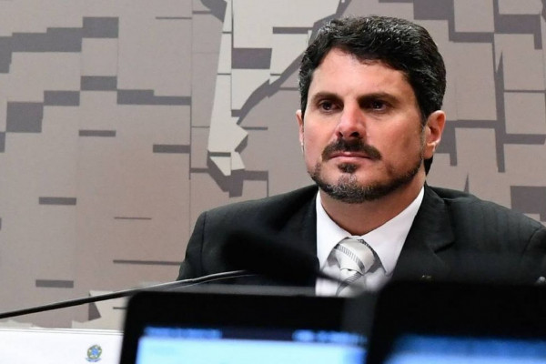 Moraes determina bloqueio de contas do senador Marcos do Val