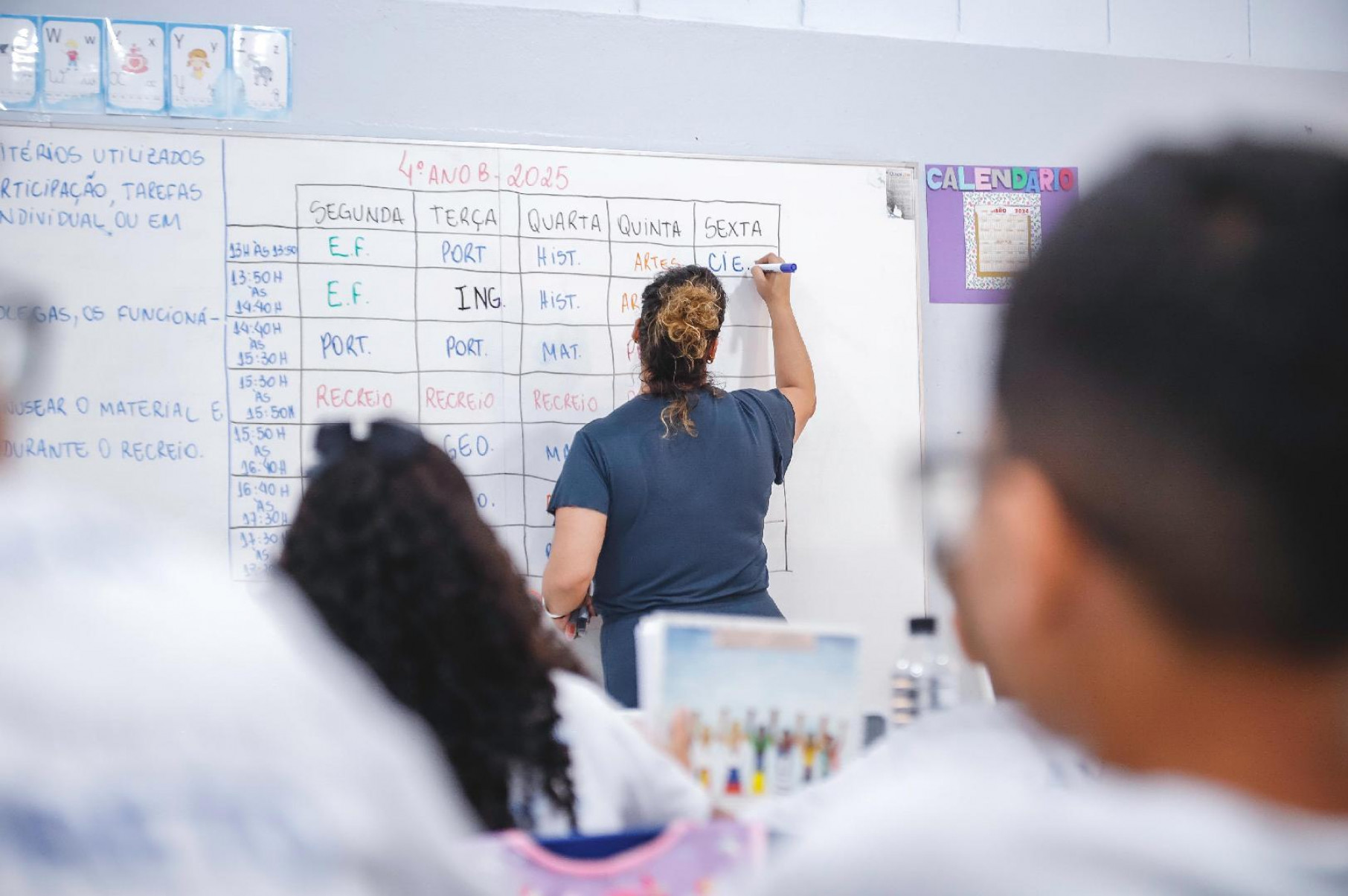 Professor em sala de aula na rede municipal de educação
