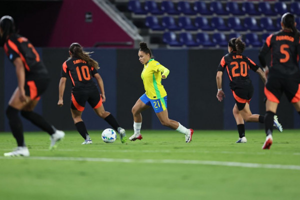 Com 10, Brasil segura a Colômbia e avança em 1º na Copa América