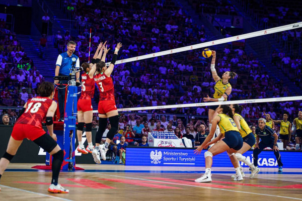 Brasil vira sobre o Japão e alcança final da Liga das Nações de vôlei