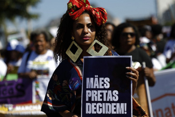 Mulheres negras reivindicam justiça e bem-viver em marcha no Rio