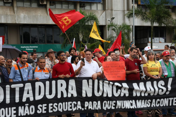 Número de autocracias supera o de democracias no mundo, diz estudo