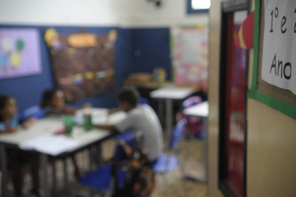 Mais de 300 mil crianças voltaram para a escola em 8 anos, diz Unicef