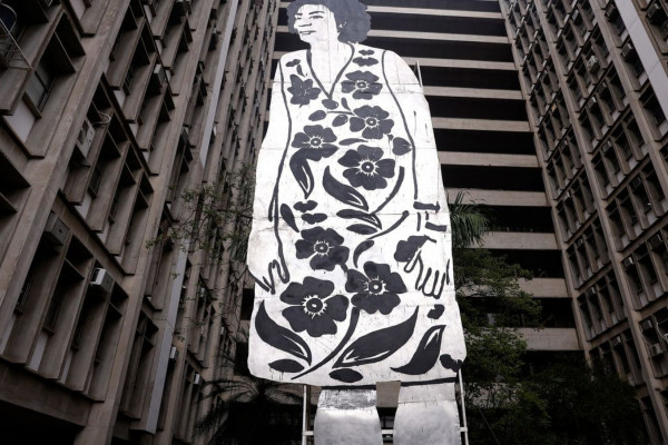  Escultura de Marielle Franco com 11 metros de altura é exposta no Rio