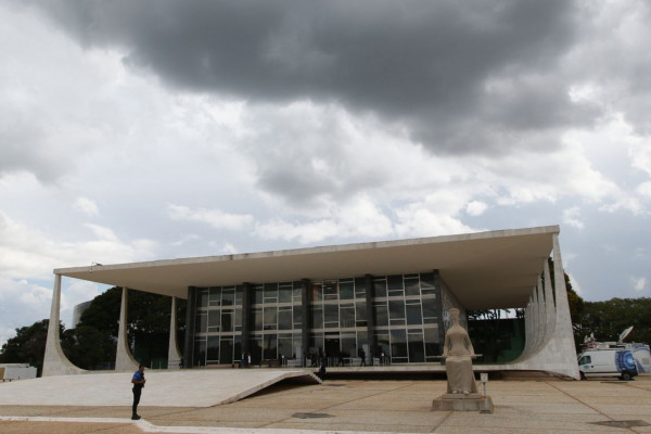 Moraes proíbe uso de farda por réus em depoimento sobre golpe