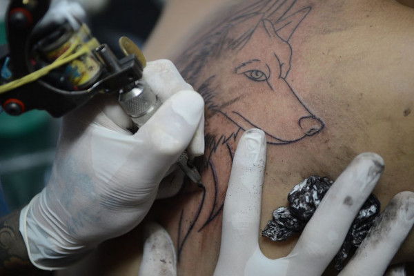 CFM proíbe anestesia para a realização de tatuagens 