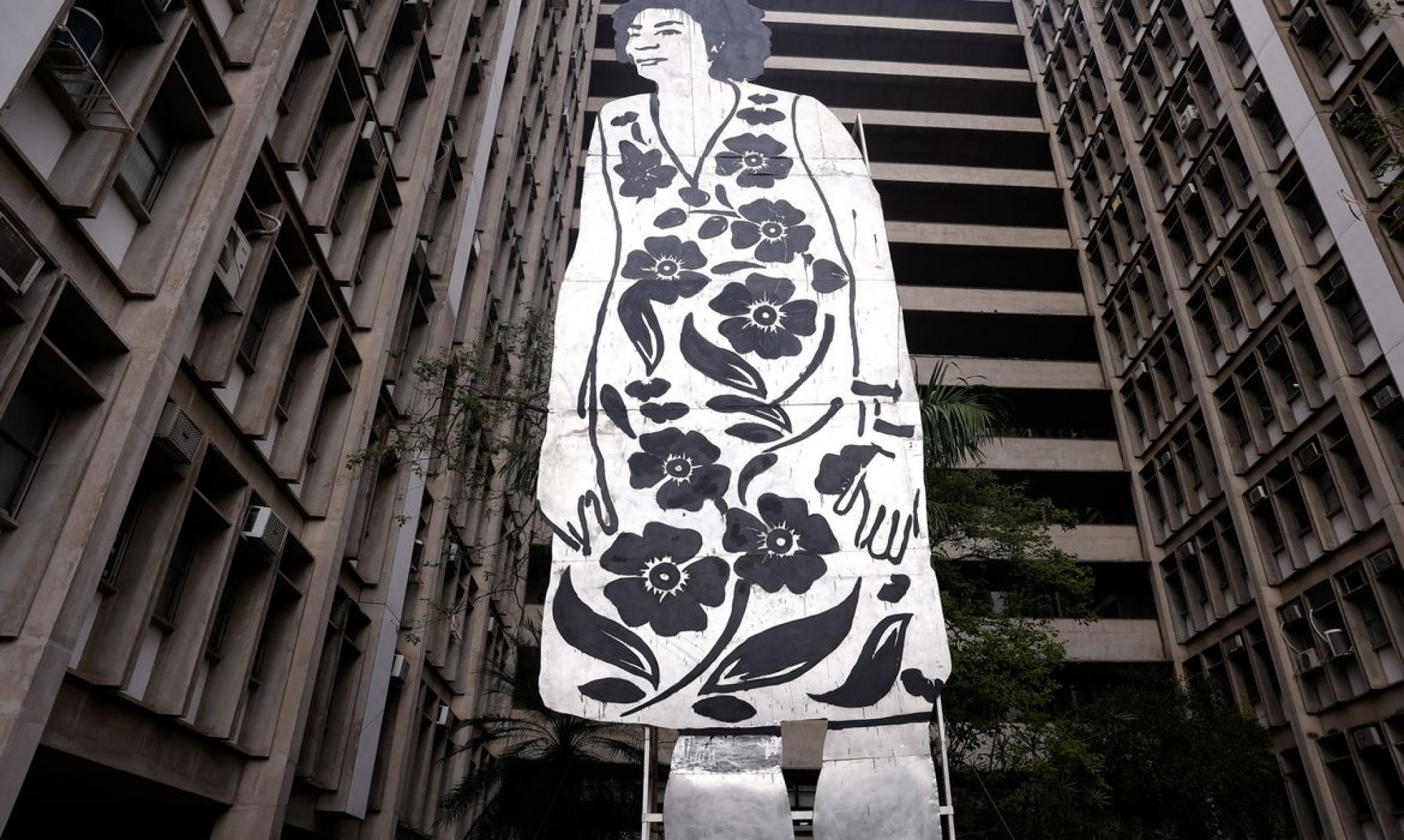  Escultura de Marielle Franco com 11 metros de altura é exposta no Rio