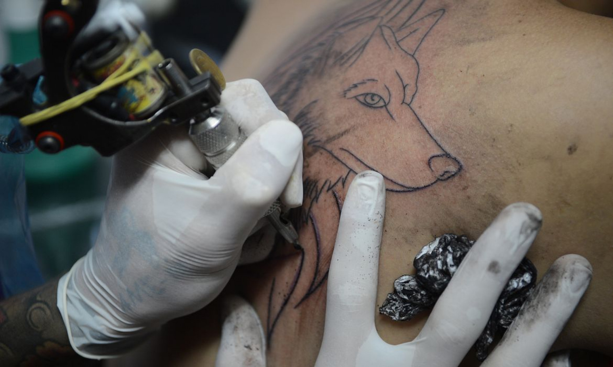 CFM proíbe anestesia para a realização de tatuagens 