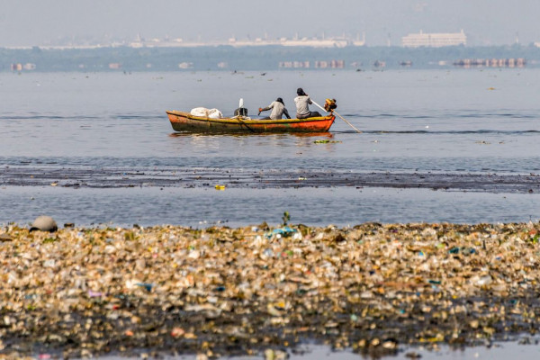 Pescadores tiram 46 toneladas de lixo em baías de Guanabara e Sepetiba