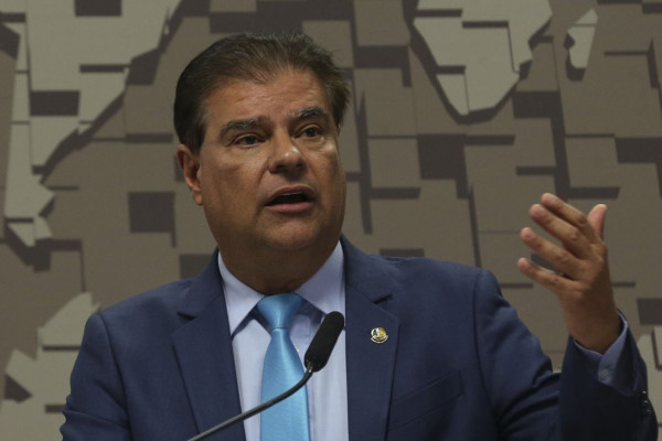 Senadores brasileiros buscam diálogo sobre tarifas impostas por Trump