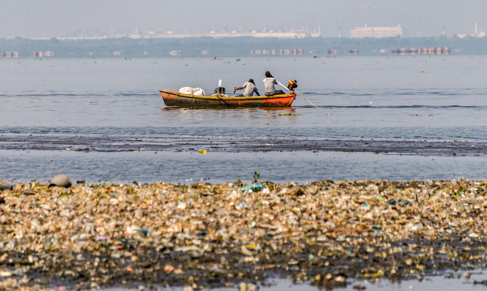 Pescadores tiram 46 toneladas de lixo em baías de Guanabara e Sepetiba