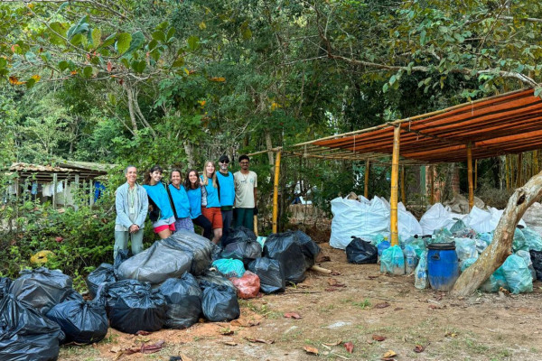 Mutirão em Ilha Grande acha lixo vindo da China, Argentina e Etiópia