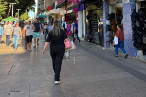 Consumidores caminham pelo calçadão de Ribeirão Preto: vendas abaixo do esperado