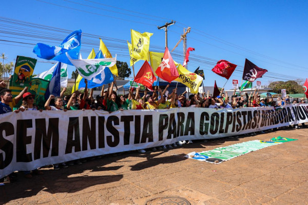 Manifestantes queimam bandeira dos EUA e boneco de Trump em embaixada