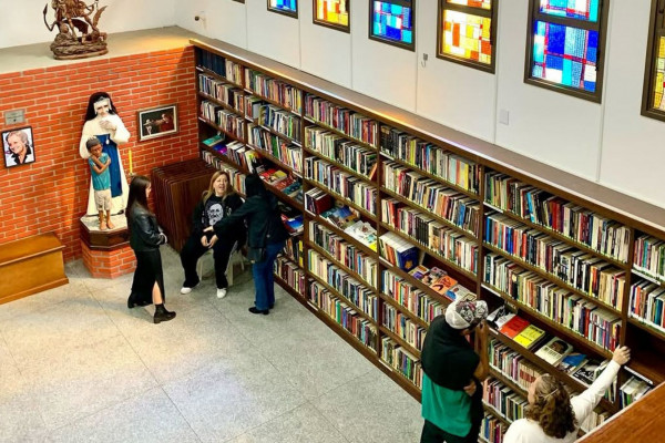 Pessoas em situação de rua passam a contar com biblioteca em São Paulo