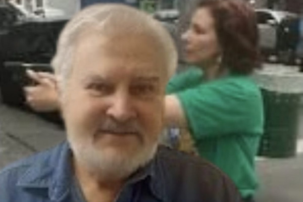 Foto montagem, pai da Deputada Carla Zambelli ao fundo