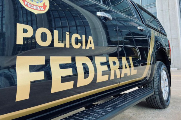 PF faz busca e apreensão de celulares na casa de Bolsonaro