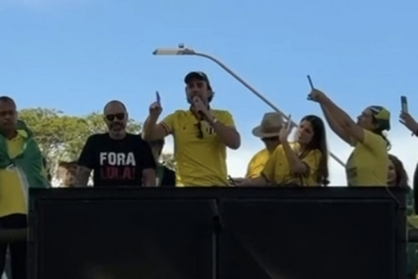 Deputado Estadual Lucas Bove PL discursando em Ribeirão Preto dia 03/08