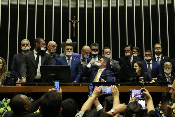 Câmara: base do governo chama ocupação do plenário de "chantagem"