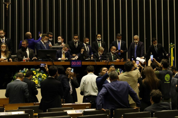 Alcolumbre e Motta pedem diálogo e respeito após ocupação de plenários