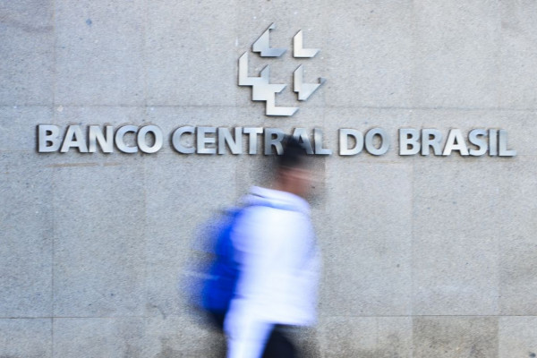 BC acompanha tarifaço e vê juro alto por tempo bastante prolongado
