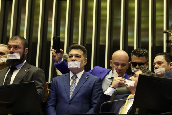 Oposição pernoita nos plenários do Congresso para impedir trabalhos