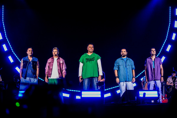 Show em Ribeirão Preto celebra os 25 anos de carreira do grupo