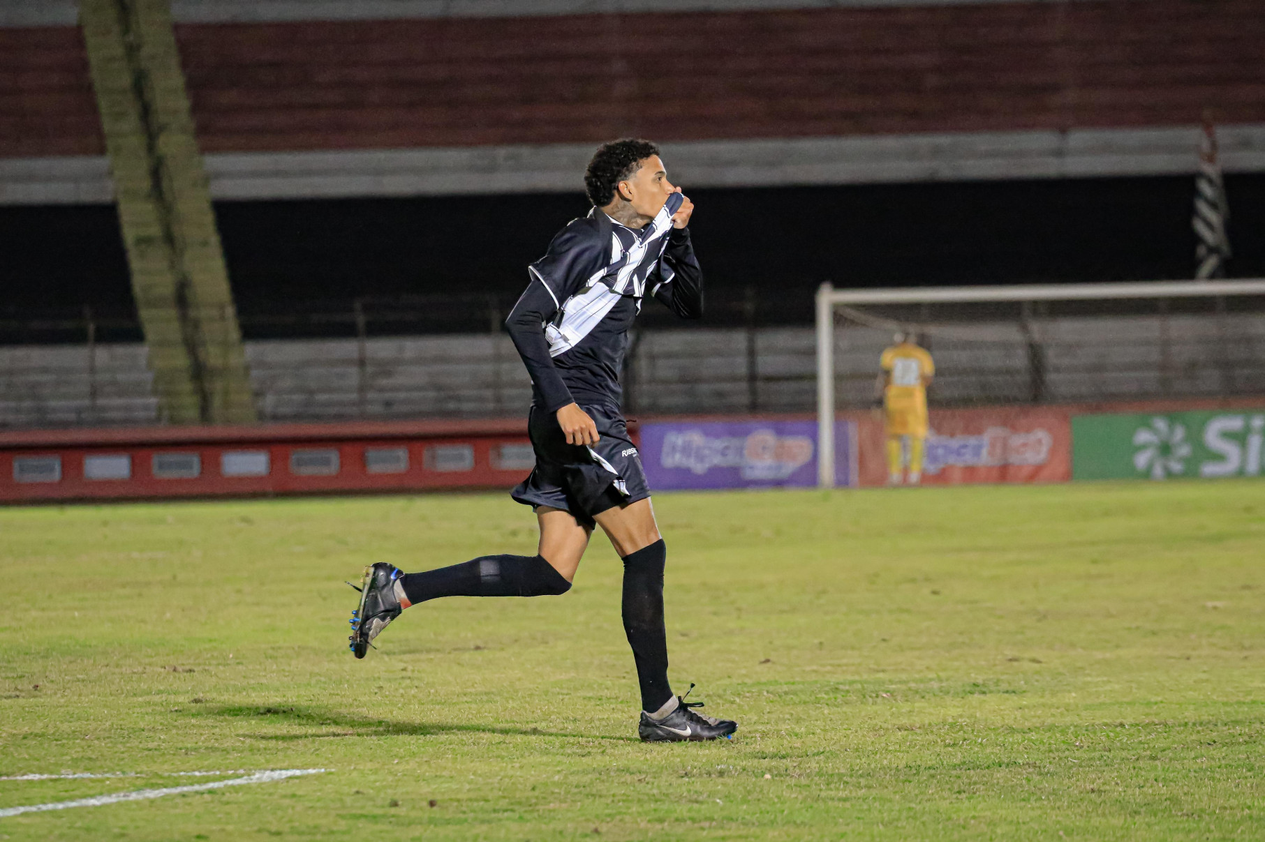 Rafael Milhorim comemora o segundo gol do Comercial