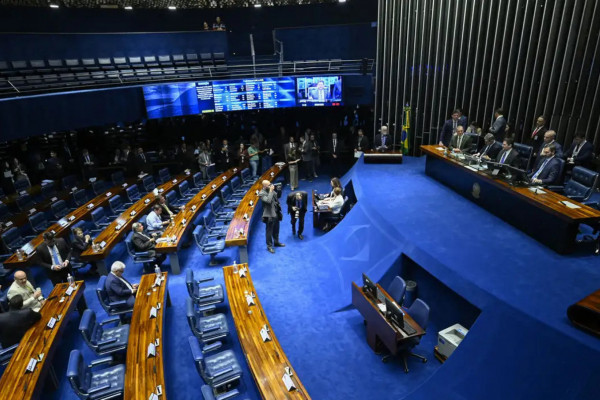 Senado aprova isenção de IR para quem ganha até dois salários-mínimos