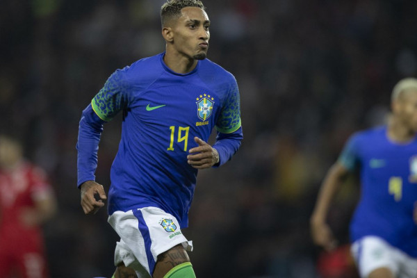 Raphinha e Vinicius Júnior são indicados ao prêmio Bola de Ouro 