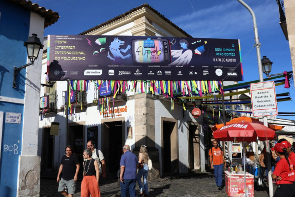 Flipelô propõe coleta seletiva e descarte de livros em Salvador