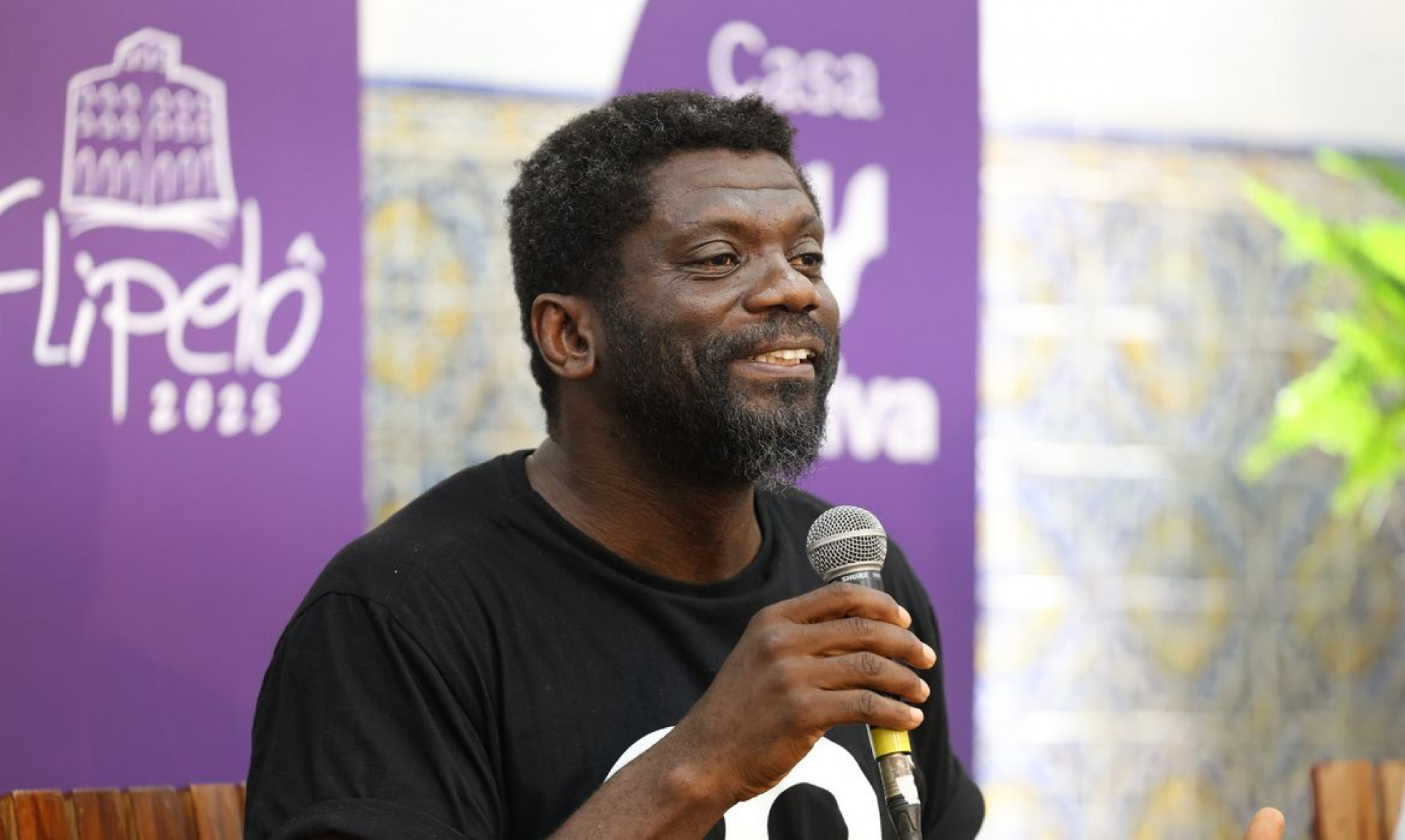 Escritor marfinense compara situação de Gaza com violência colonial