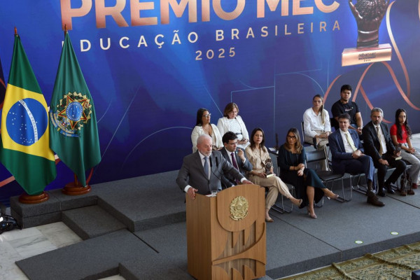 Evasão escolar é questão de Estado, diz Lula na entrega do Prêmio MEC
