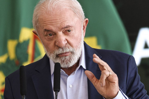 Lula finaliza plano aos setores afetados por tarifaço de Trump