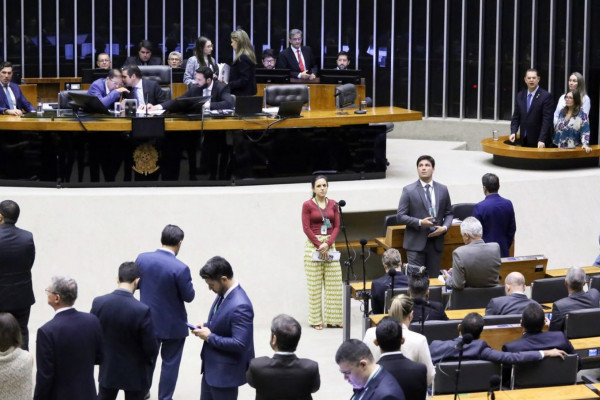 Sem acordo, Câmara não pauta foro privilegiado nem anistia a 8/1